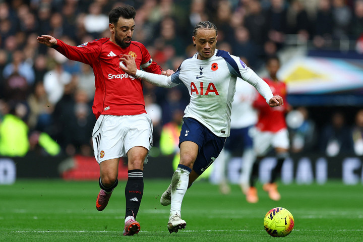 Tottenham tấn công nhiều hơn so với trong hiệp 1. (Ảnh: Reuters)