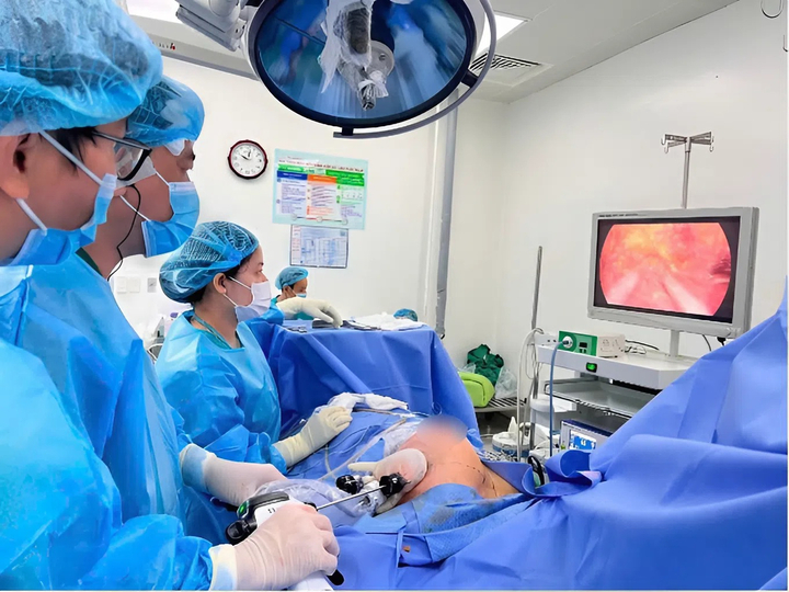 Các bác sĩ phẫu thuật nội soi cho người bệnh đã ghép thận bị ung thư vú 2 bên. (Ảnh: BVCC)