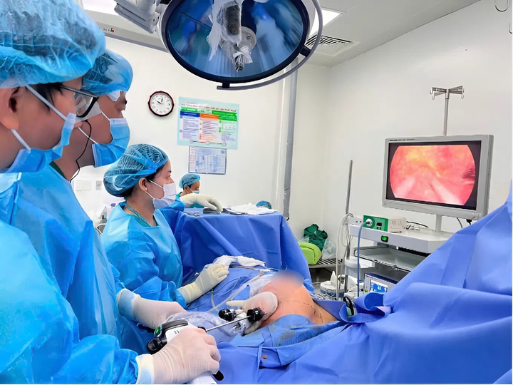 Phẫu thuật nội soi cho bệnh nhân đã ghép thận bị ung thư vú 2 bên