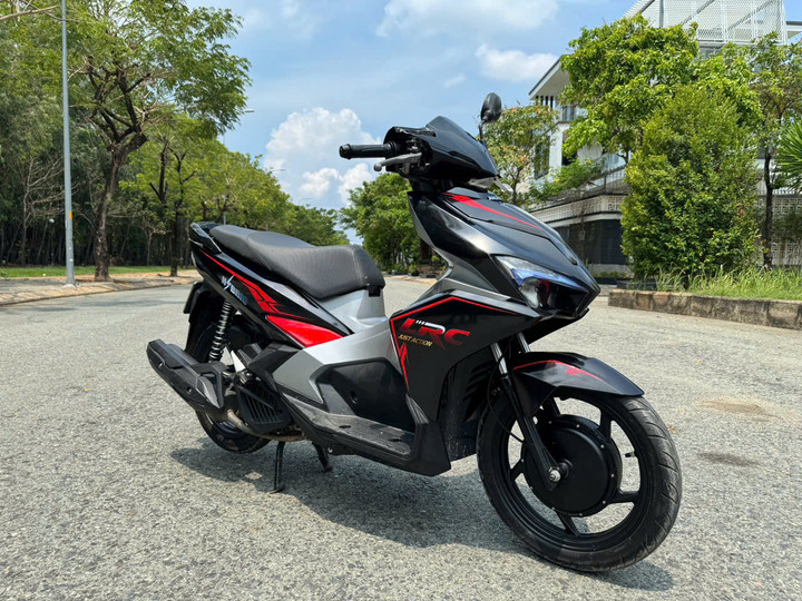 Một chiếc xe xăng đã gắn bộ chuyển đổi thành xe điện.