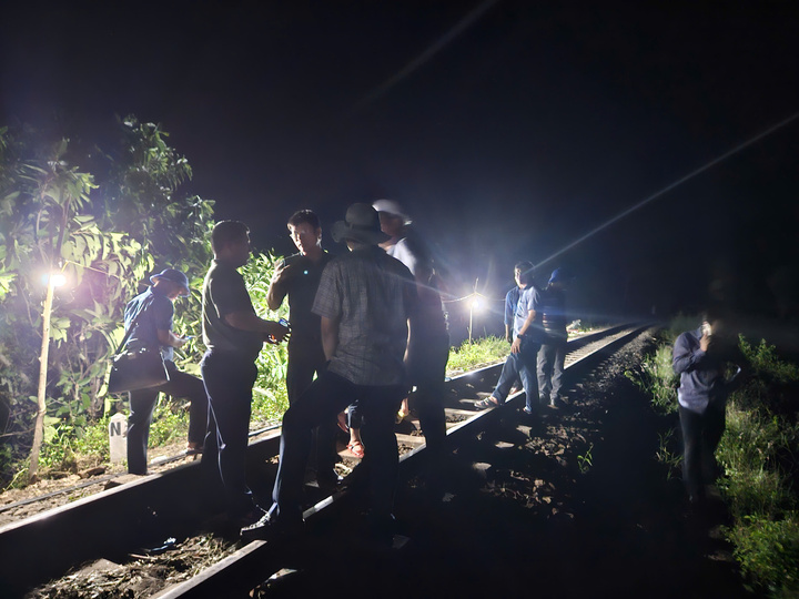 Ngành Đường sắt xuyên đêm khắc phục sự cố, nỗ lực thông tuyến sau bão số 13