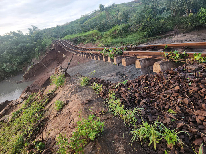 Đường sắt ảnh hưởng nặng nề do bão số 13.