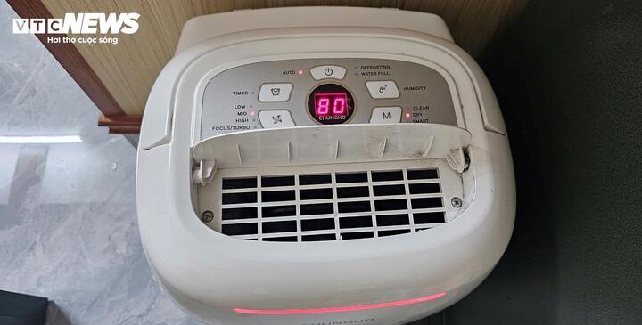 Nhiều gia đình phải sử dụng đến máy hút ẩm do thời tiết nồm khiến sàn nhà ẩm ướt..