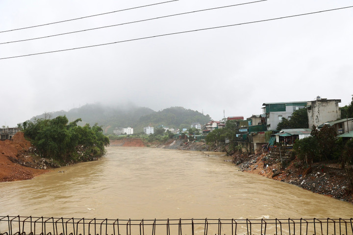 Khi Dự án với các hạng mục như bờ kè hai bên sông tại tuyến nối cao tốc và thành phố Hà Giang trước kia được hoàn thành sẽ góp phần giảm thiểu nguy cơ sạt lở, mất an toàn cho người dân sinh sống nơi đây. (Ảnh: VGP/Thu Sa)