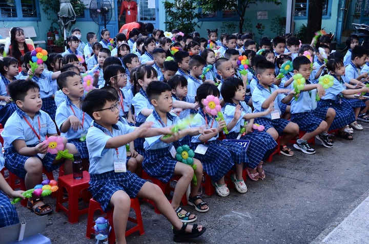 Alunos da Escola Primária Phan Van Tri durante uma cerimônia de hasteamento da bandeira. (Foto: FBNT)