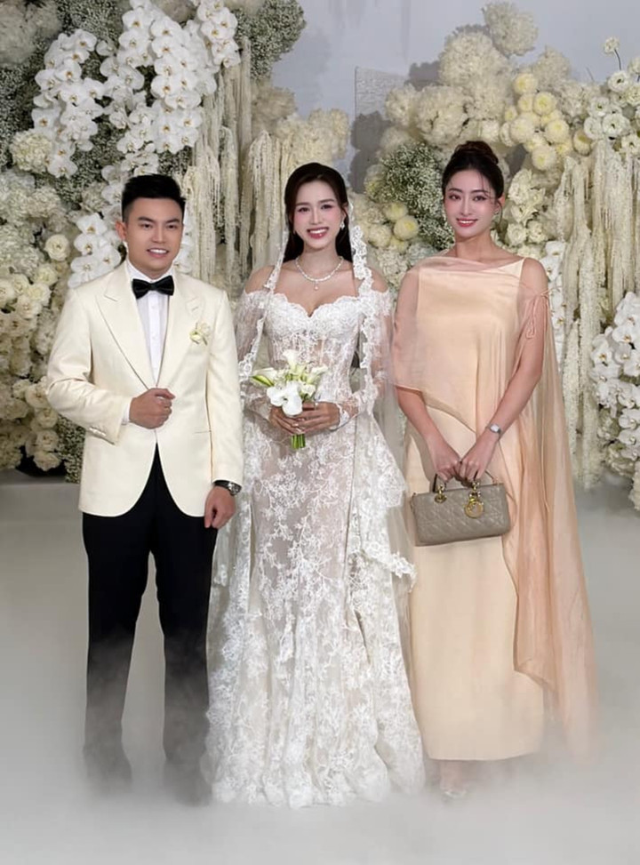 Hoa hậu Lương Thuỳ Linh chúc mừng cô dâu Đỗ Thị Hà và chú rể Viết Vương.