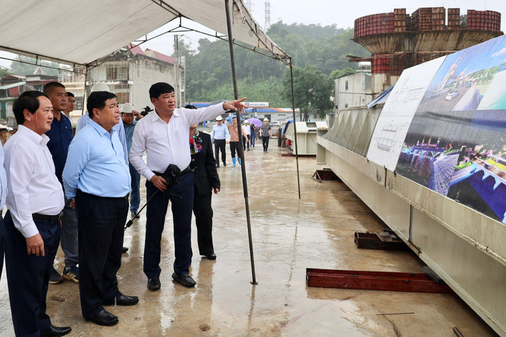 Phó Thủ tướng kiểm tra thực địa nút giao thông tại tuyến nối giữa thành phố Hà Giang trước kia và cao tốc Tuyên Quang - Hà Giang. (Ảnh: VGP/Thu Sa)