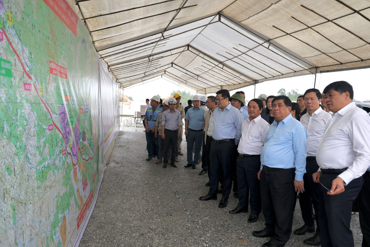 Phó Thủ tướng và đoàn công tác kiểm tra thực địa tuyến đường cao tốc Tuyên Quang - Hà Giang tại nút giao 279, địa phận xã Bắc Quang, tỉnh Tuyên Quang. (Ảnh: VGP/Thu Sa)