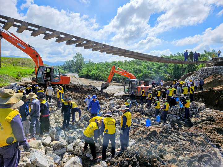 Đến sáng 9/11, ngành đường sắt vẫn đang nỗ lực sửa chữa đường ray bị hư hỏng.