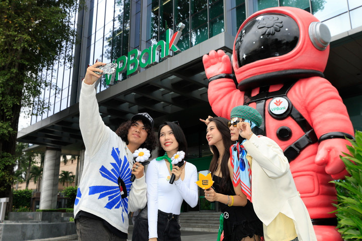 V-FAM háo hức check-in cùng phi hành gia hồng trước VPBank Flagship Hồ Chí Minh.