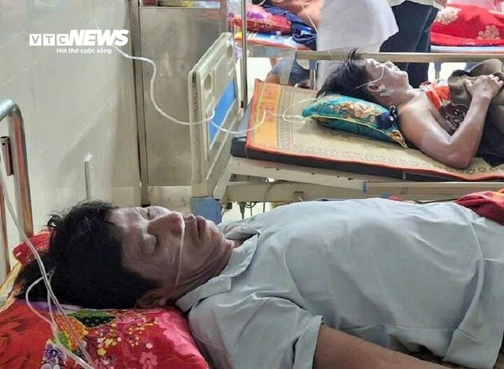 Anh Quang vẫn còn mệt nhoài sau một đêm trở về bờ.