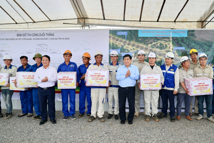 Phó Thủ tướng tặng quà kỹ sư, công nhân, người lao động đang thi công tuyến đường cao tốc Tuyên Quang - Hà Giang tại nút giao 279, địa phận xã Bắc Quang, tỉnh Tuyên Quang. (Ảnh: VGP/Thu Sa)