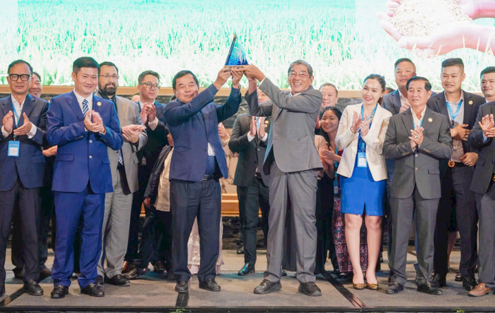 Kỹ sư Hồ Quang Cua (bên phải) nhận biểu tượng công nhận "Gạo ngon nhất thế giới" năm 2025.