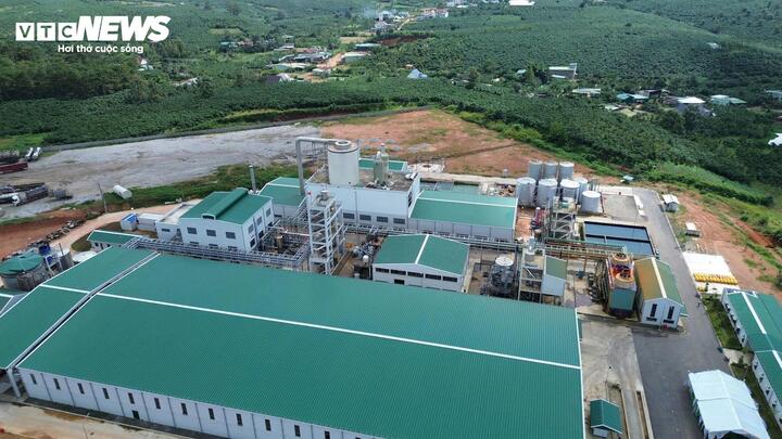 Trước đó, khoảng 10h15 cùng ngày, 2 công nhân Nguyễn Hữu Tùng (29 tuổi) và Hà Duy Khánh (28 tuổi) khi đang hàn cắt tại lò tổng hợp a xít tại Nhà máy HC Bảo Lâm thì xảy ra nổ bồn chứa a xít khiến motor điện văng ra, trúng vào người tử vong.