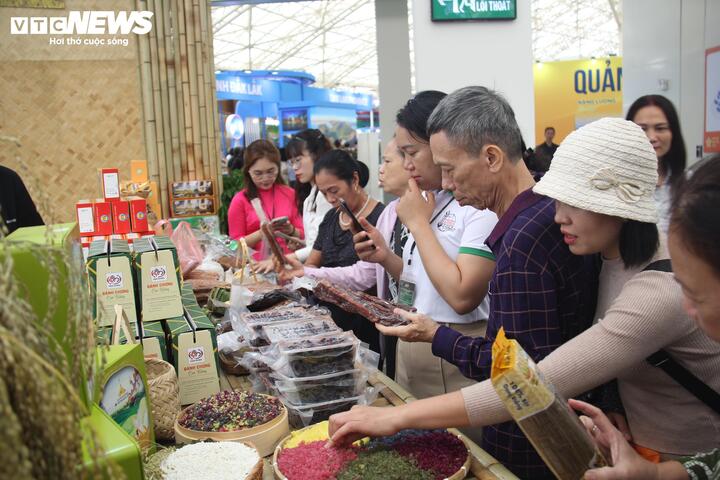 Những đặc sản vùng miền đã tạo nên một không gian văn hoá sôi động, hấp dẫn.