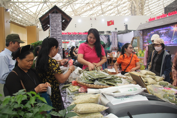 Nhiều đơn hàng, nhiều giao dịch được kết nối tại hội chợ.