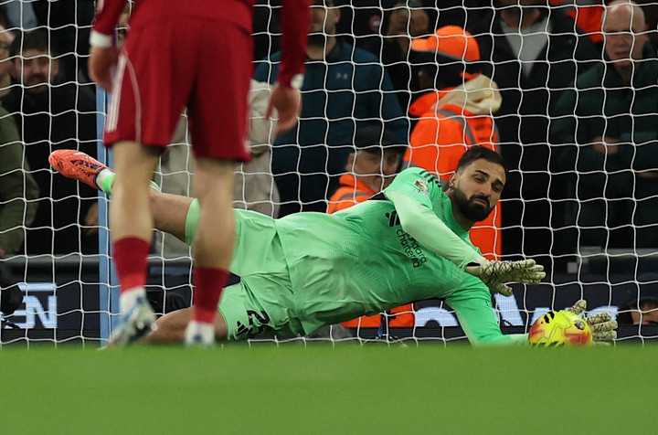 Mamardashvili sửa sai sau khi phạm lỗi khiến Liverpool chịu phạt đền. (Ảnh: Reuters)