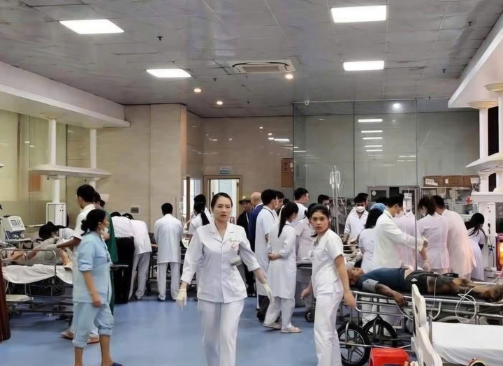 Các bác sĩ đang khẩn trương cấp cứu cho các nạn nhân bị thương trong vụ tai nạn