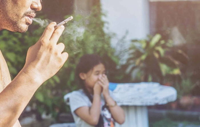 Hút thuốc lá không chỉ hại chính người hút, mà còn âm thầm đầu độc những người xung quanh.