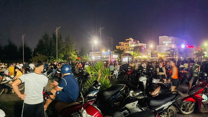 Rất đông người dân Lý Sơn tập trung ở cầu cảng để đón 3 người con quê hương trở về.