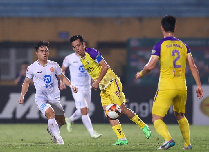Nam Định chạm trán Hà Nội tại giải V-League.
