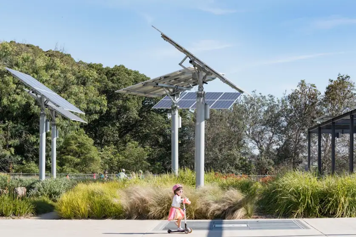 Những tấm pin Mặt Trời được lắp đặt ở nhiều nơi tại Úc. (Nguồn: Stephen DwyerAlamy)