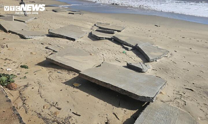 "Những năm qua, khu vực này thường xuyên bị biển xâm thực. Tuy nhiên, đây là lần đầu tiên xói lở diễn ra nghiêm trọng như vậy. Khu vực sạt lở hiện nay chỉ cách nhà của các hộ dân khoảng chừng 200m. Vì vậy, rất mong thời gian tới, các cơ quan chức năng sớm đầu tư, xây dựng bờ kè biển kiên cố hoặc có giải pháp để bảo vệ đường sá, đất đai cho người dân yên tâm sinh sống" - bà Huỳnh Thị Nơi (trú thôn An Chuẩn, xã Long Phụng) nói.