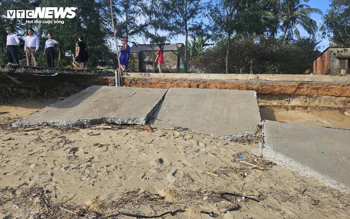 Tuyến đường bêtông bị sóng dữ đánh bể ra thành từng mảng lớn.