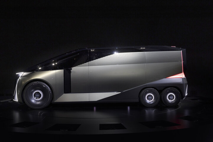 Thiết kế sáu bánh giúp đảm bảo khả năng vận hành êm ái, đúng với kỳ vọng “êm, yên tĩnh và có thể đi mọi nơi” của Lexus.