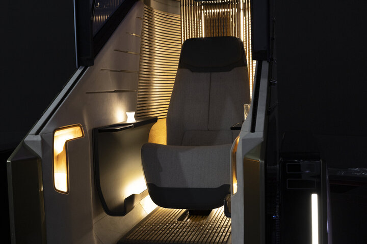 Khoang lái giống ghế hạng thương gia với tựa tay bọc da, khoang chứa đồ và ốp tre cho ánh sáng tự nhiên xuyên qua.