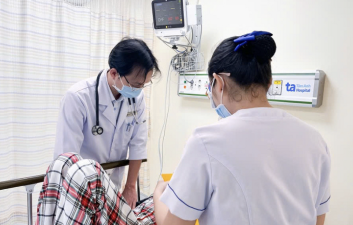 Các bệnh nhân đang điều trị tại các bệnh viện liên quan vụ nghi ngộ độc bánh mì. (Ảnh: BVCC)