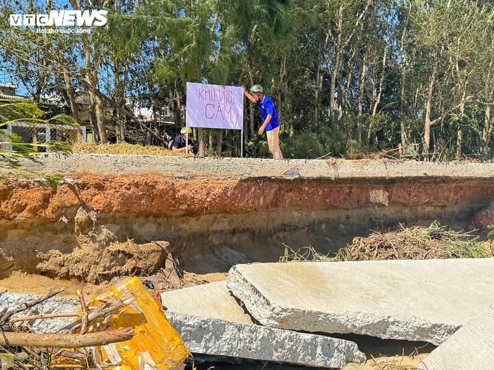 Trước tình trạng tuyến đường bị đánh sập, chính quyền xã Long Phụng đã cắm biển cảnh báo, không cho các phương tiện giao thông qua lại nhằm đảm bảo an toàn.