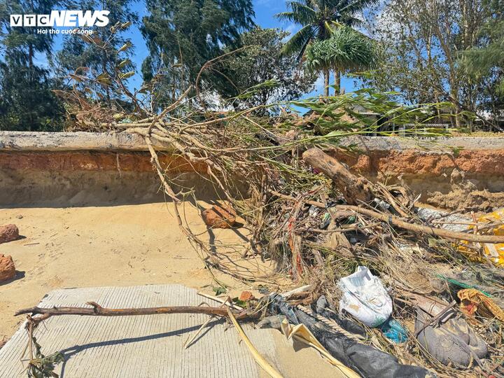 Cảnh ngổn ngang tại tuyến đường Trùng Dương sau bão số 13.