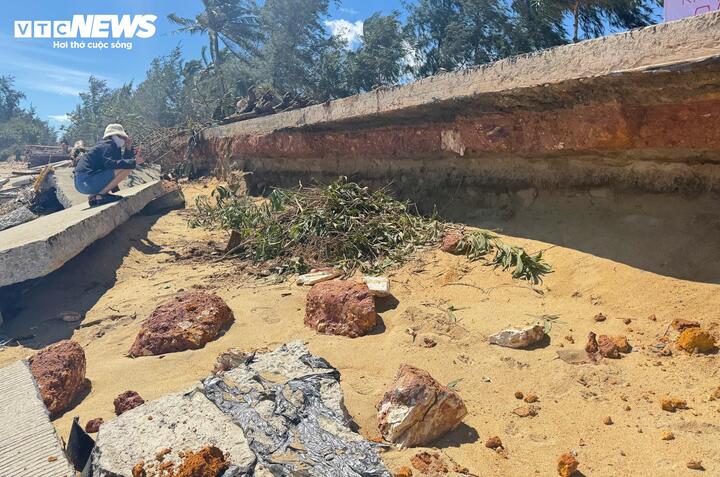 Sóng đánh sập mảng bêtông bên ngoài và khoét sâu bên trong thành hàm ếch rộng khoảng 70cm, sâu khoảng 1,2m.