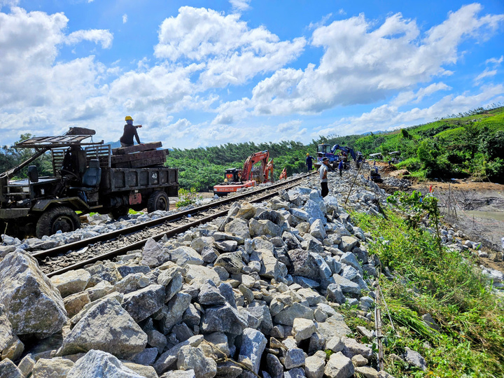 Km 1136+850 thuộc khu gian Phước Lãnh - Vân Canh bị sạt lở nghiêm trọng nhất, với độ sâu trung bình khoảng 9m sắp được hoàn thành sửa chữa.