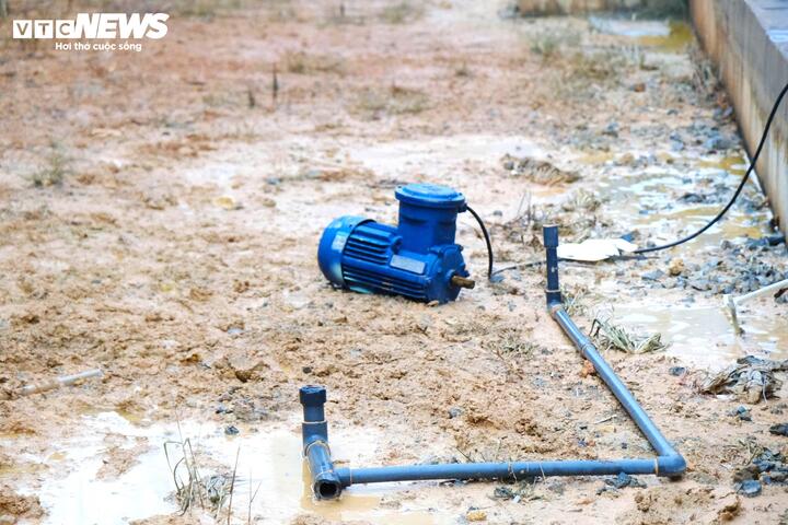 Tại hiện trường, nhiều máy móc, thiết bị như bồn chứa, motor điện, ống nhựa...bị văng, rơi vãi xuống đất.