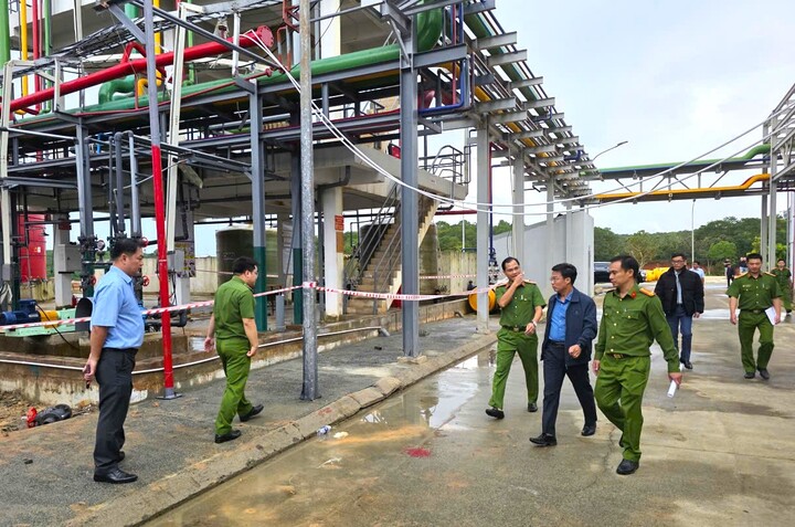 Chiều 9/11, ông Đinh Văn Tuấn, Phó Chủ tịch UBND tỉnh Lâm Đồng cùng đoàn công tác đến kiểm tra hiện trường tai nạn lao động nổ bồn chứa a xít làm 2 người tại Công ty Cổ phần HC Bảo Lâm thuộc xã Bảo Lâm 1.