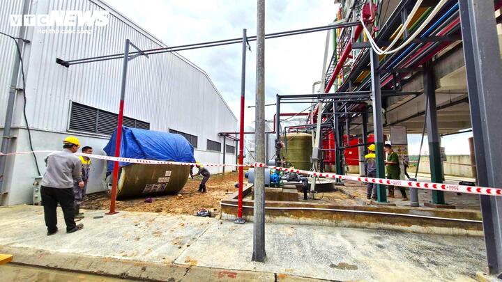 Cơ quan chức năng đã giăng dây cảnh báo và bảo vệ hiện trường sau vụ nổ. Theo các nhân chứng, trong quá trình kiểm tra kỹ thuật tại khu vực bồn chứa a xít HCL của công ty, 2 công nhân phát hiện khu vực bồn chứa có dấu hiệu bị rò rỉ nên siết lại bu lông.