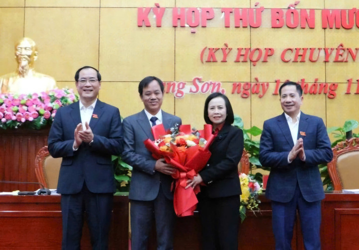 HĐND tỉnh Lạng Sơn đã xem xét, biểu quyết thông qua Tờ trình của UBND tỉnh về việc giới thiệu nhân sự bầu Ủy viên UBND tỉnh Lạng Sơn khoá XVII, nhiệm kỳ 2021 - 2026 đối với ông Bùi Quốc Khánh, Giám đốc Sở Công thương.