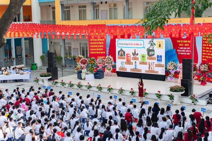 Сессия по обмену опытом о вредном воздействии электронных сигарет и мерах по его профилактике в школах, организованная Университетом общественного здравоохранения совместно с фондом VinFuture в 2025 году. (Фото: VFP)