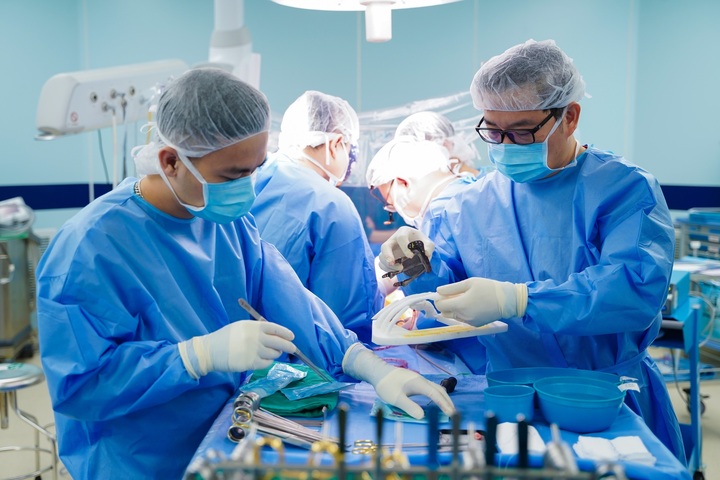 GS Dũng và ê-kíp trong ca phẫu thuật u trung thất, ứng dụng công nghệ 3D để để tái tạo lại phần xương ức đã bị cắt bỏ.