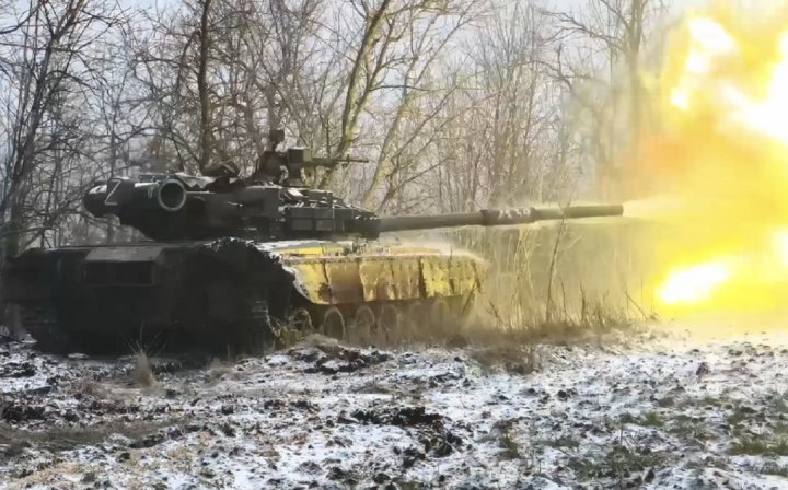 Xe tăng T-80 của Nga nã pháo về phía xe thiết giáp Ukraine. (Ảnh: Military ops)