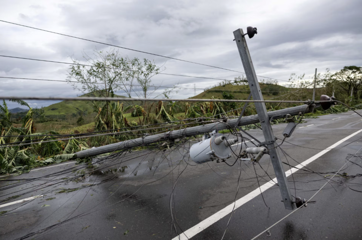 Bão Fung-Wong có phạm vi ảnh hưởng trải dài gần như toàn bộ lãnh thổ Philippines với sức mạnh của một "siêu bão" sau khi làm bật gốc cây cối và nhấn chìm nhiều thị trấn ở phía nam. Cơn bão đổ bộ chỉ vài ngày sau khi bão Kalmaegi quét qua các đảo ở khu vực miền trung Philippines, cướp đi sinh mạng của ít nhất 224 người. (Ảnh: Reuters)