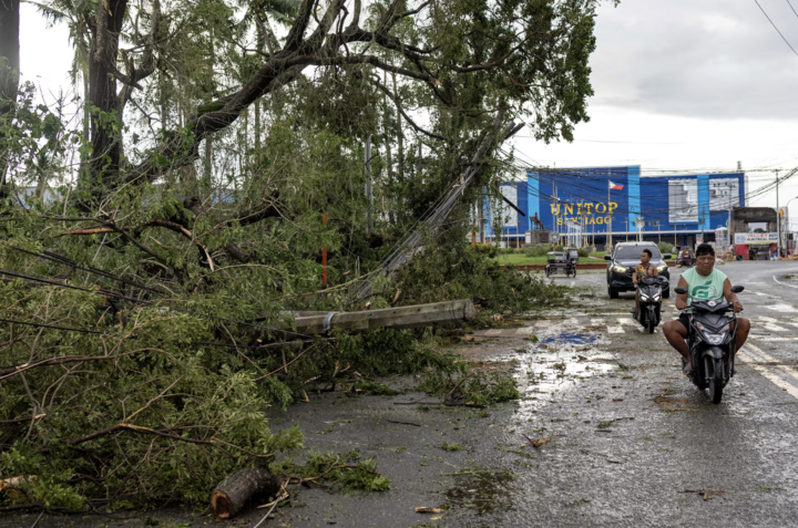 Tổng thống Ferdinand Marcos Jr. cho hay tất cả cơ quan chính phủ được đặt trong tình trạng cảnh báo tối đa. Các biện pháp khẩn cấp bao gồm việc tạm dừng thu phí cầu đường cho các đoàn xe cứu trợ và triển khai hàng cứu trợ, xuồng cứu sinh đến các khu vực rủi ro cao. (Ảnh: Reuters)
