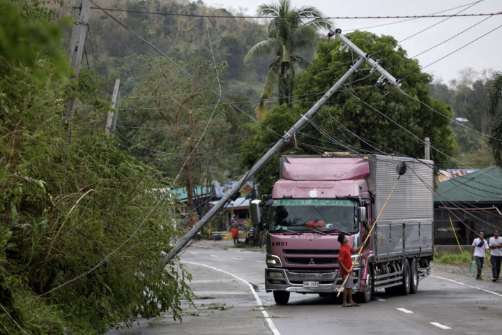 Nhiều trường học và văn phòng chính phủ trên khắp đảo chính Luzon, bao gồm cả Manila buộc phải đóng cửa vào ngày hôm nay (ngày 10/11), mặc dù dự báo mưa lớn vẫn chưa đưa ra. (Ảnh: Reuters)
