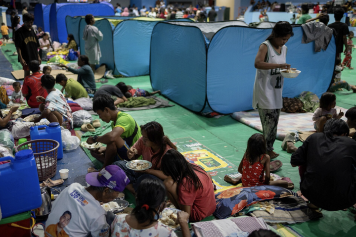 Trước đó, Philippines khẩn trương sơ tán hơn 100.000 người trên khắp các khu vực miền Đông và miền Bắc, đồng thời đình chỉ hơn 300 chuyến bay nội địa và quốc tế để ứng phó với bão Fung-Wong. (Ảnh: Reuters)