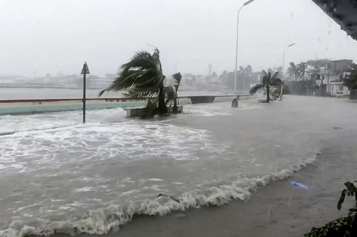 Tại tỉnh Aurora, nơi bão Fung-Wong đổ bộ vào đêm ngày 9/11, nhân viên cứu hộ cho biết: "Chúng tôi chứng kiến nhiều ngôi nhà bị hư hại và một số tuyến đường chính không thể đi qua được do lở đất. Chúng tôi không thể huy động thêm lực lượng vào đêm qua, vì trời mưa rất to và lượng nước rất lớn". (Ảnh: Getty)