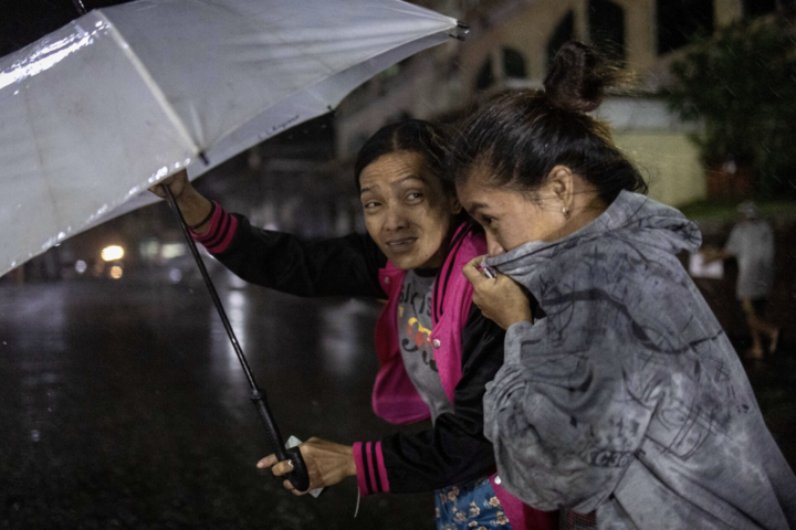 Tương tự, nhân viên cứu hộ Juniel Tagarino ở thành phố Catbalogan nói với AFP rằng họ phát hiện thi thể của một phụ nữ 64 tuổi trong đống đổ nát và cây đổ khi đang cố gắng sơ tán. "Gió rất mạnh và mưa rất to... Theo người nhà, có thể cô ấy đã quên thứ gì đó và quay trở về nhà nhưng không may gặp nạn", Tagarino cho biết. (Ảnh: Reuters)