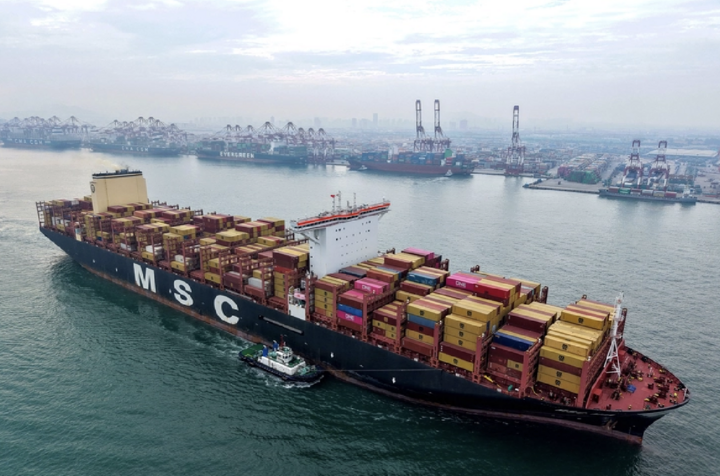 Tàu container đang di chuyển về bến tại cảng container ở Thanh Đảo, tỉnh Sơn Đông, miền đông Trung Quốc. (Ảnh: Getty)