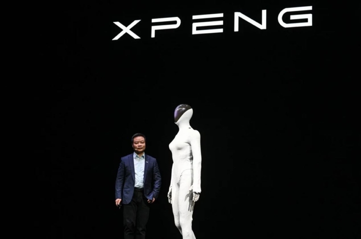 Herr He Xiaopeng – grundare av Xpeng – presenterar Iron-roboten. (Foto: scmp)